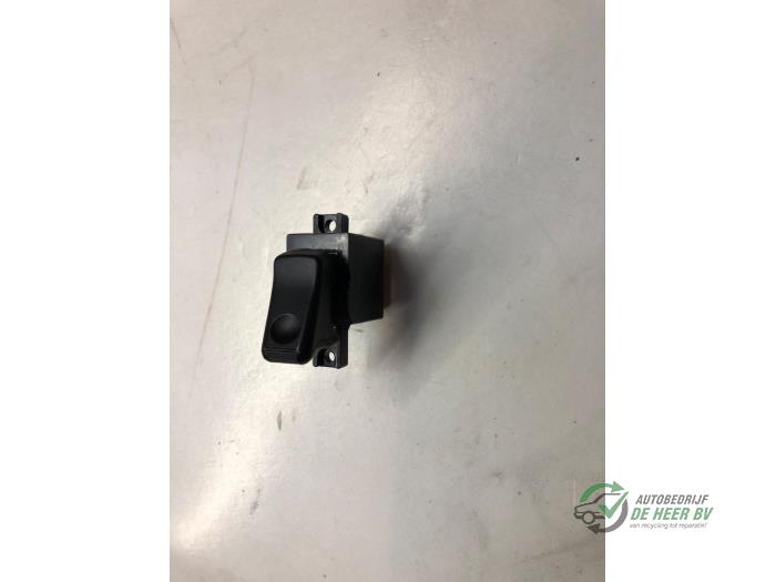 Usados Interruptor de ventanilla eléctrica Mazda 323 (BA12) 1.8i 16V Precio € 10,00 Norma de margen ofrecido por Autobedrijf de Heer B.V.
