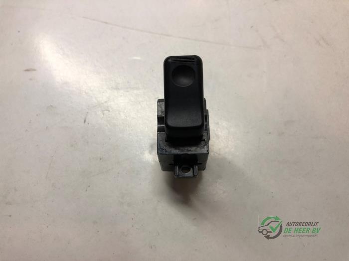 Usados Interruptor de ventanilla eléctrica Mazda 323 (BA12) 1.8i 16V Precio € 10,00 Norma de margen ofrecido por Autobedrijf de Heer B.V.
