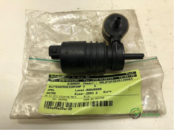 Windscreen washer pump from a Opel Astra G (F08/48) 2.2 16V 2003