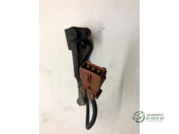 Usados Sensor BDP Hyundai Lantra/Elantra II Wagon 1.6i GLS 16V Precio € 25,00 Norma de margen ofrecido por Autobedrijf de Heer B.V.