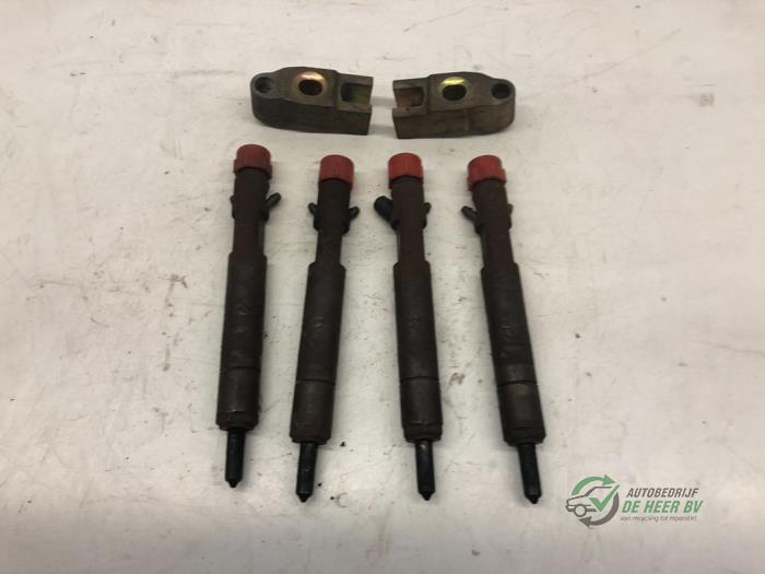 Usagé Injecteurs Ford Courier Prix € 68,00 Règlement à la marge proposé par Autobedrijf de Heer B.V.