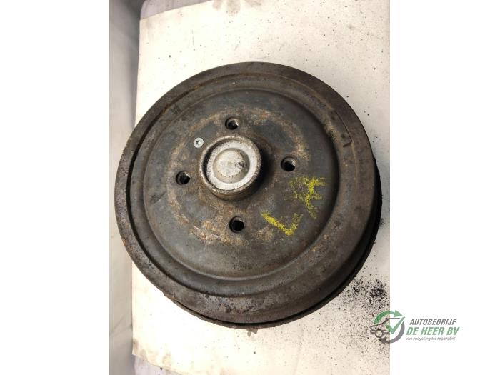 Rear brake drum from a Opel Astra G (F08/48) 1.6 2002