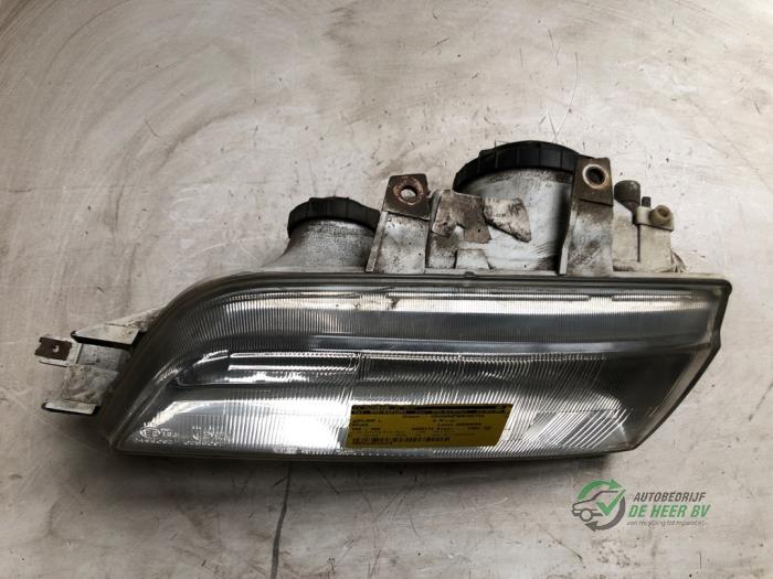 Używane Reflektor lewy Rover 200 (XW) 214 S,Si,GSi SPi 16V Cena € 35,00 Procedura marży oferowane przez Autobedrijf de Heer B.V.