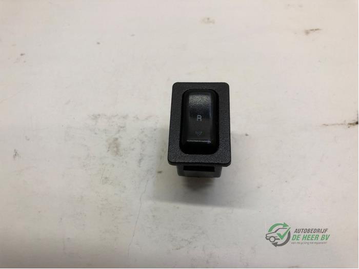 Usados Interruptor de ventanilla eléctrica Kia Pride (DA) 1.3i Precio € 10,00 Norma de margen ofrecido por Autobedrijf de Heer B.V.