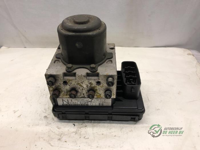 Begagnade ABS-pump Toyota Corolla (EB/WZ/CD) 1.4 16V VVT-i Pris € 45,00 Marginaltabell erbjuds av Autobedrijf de Heer B.V.