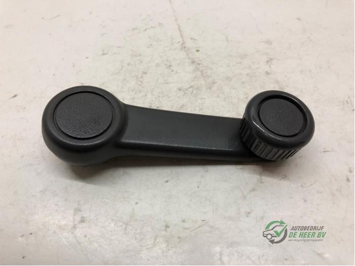 Usados Manivela de ventanilla Mazda 121 (DB) 1.3i LX 16V Precio € 10,00 Norma de margen ofrecido por Autobedrijf de Heer B.V.