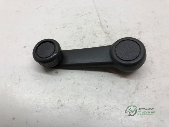 Usados Manivela de ventanilla Mazda 121 (DB) 1.3i LX 16V Precio € 10,00 Norma de margen ofrecido por Autobedrijf de Heer B.V.
