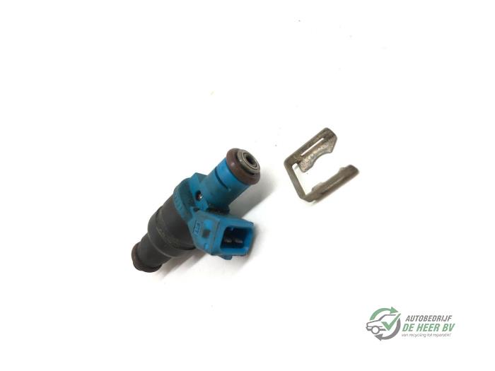Injector (petrol injection) from a Audi A4 (B5) 1.6 1998
