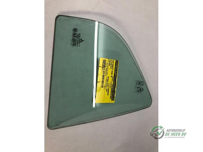 Usados Ventanilla triangular derecha detrás Mitsubishi Carisma 1.8 GDI 16V Precio € 22,00 Norma de margen ofrecido por Autobedrijf de Heer B.V.