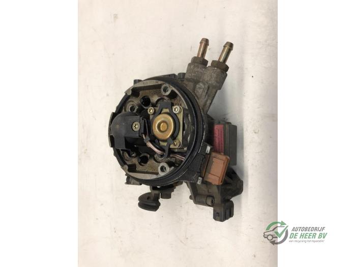Injector housing from a Renault Clio (B/C57/357/557/577) 1.2e Kat. 1991