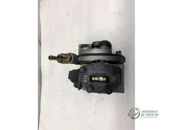 Injector housing from a Renault Clio (B/C57/357/557/577) 1.2e Kat. 1991