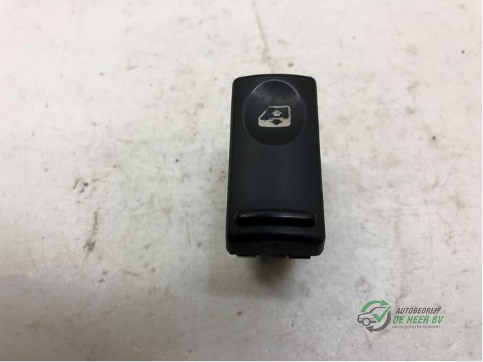 Usados Interruptor de ventanilla eléctrica Renault R19 Precio € 10,00 Norma de margen ofrecido por Autobedrijf de Heer B.V.