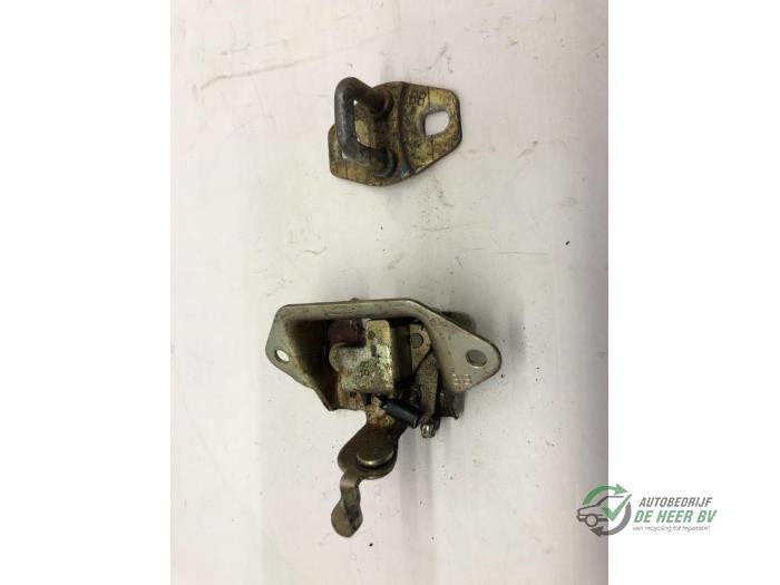 Tailgate lock mechanism from a Daihatsu Cuore (L251/271/276) 850,Domino 1991