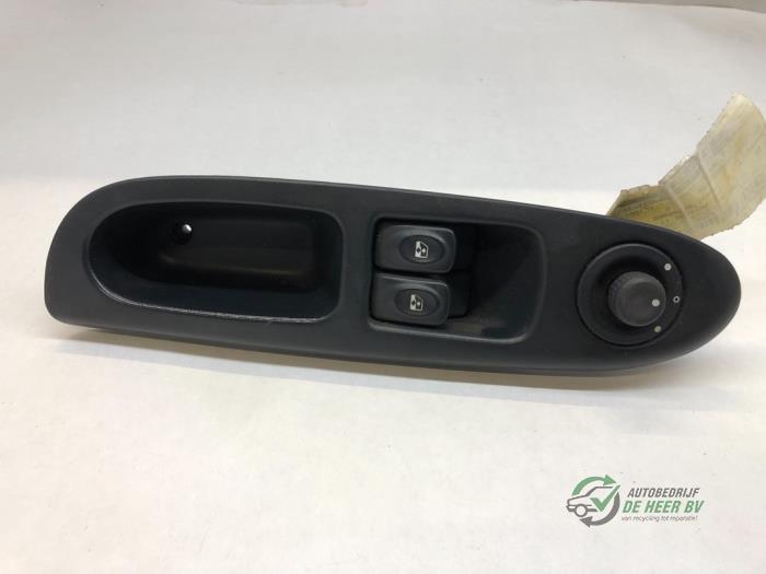 Electric window switch from a Renault Clio II (BB/CB) 1.6 16V 2000