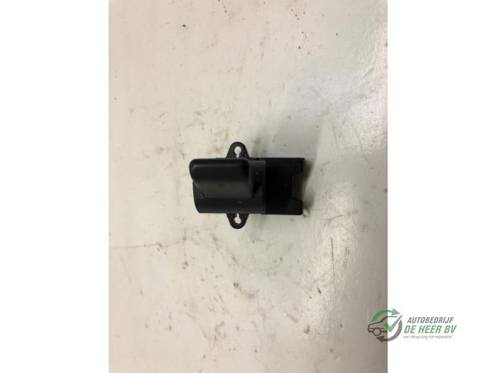 Usados Interruptor de ventanilla eléctrica Rover 25 1.6 16V Precio € 10,00 Norma de margen ofrecido por Autobedrijf de Heer B.V.
