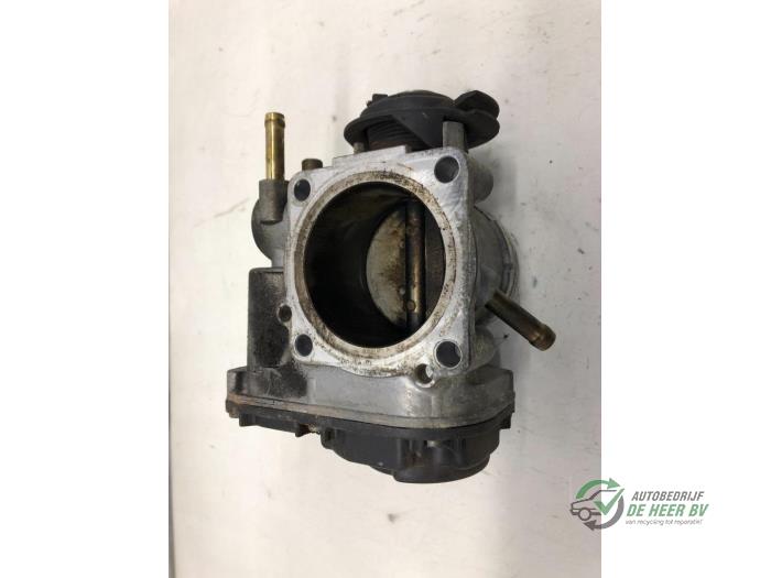 Cuerpo de inyector de un Audi A3 (8L1) 1.6 1998