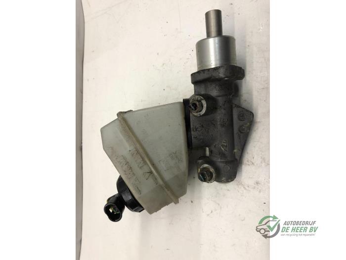 Master cylinder from a Renault Clio II Societe (SB) 1.5 dCi 65 2004