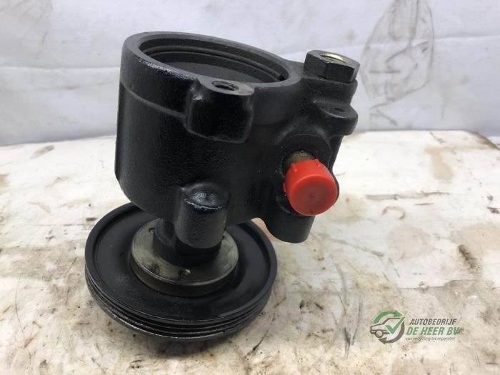 Usagé Pompe de direction Renault Megane Coupé (DA) 1.6i Prix € 45,00 Règlement à la marge proposé par Autobedrijf de Heer B.V.
