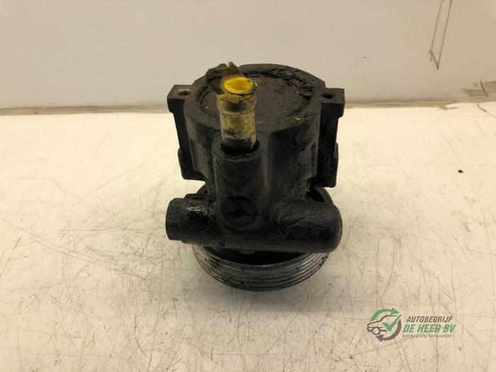 Power steering pump from a Renault Megane Scénic (JA) 2.0 RT 1998