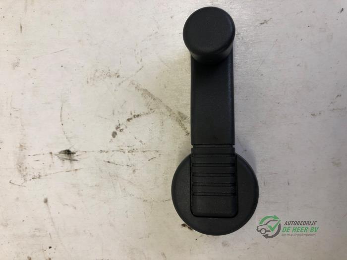 Usados Manivela de ventanilla Renault 19 Phase II/III (B/C53) 1.4i Precio € 10,00 Norma de margen ofrecido por Autobedrijf de Heer B.V.