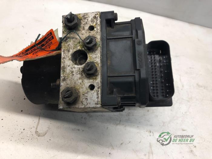 Begagnade ABS-pump Ford Mondeo III Wagon 1.8 16V Pris € 22,00 Marginaltabell erbjuds av Autobedrijf de Heer B.V.
