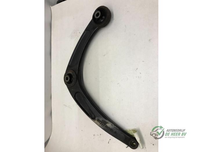 Front wishbone, left from a Peugeot 307 CC (3B) 2.0 16V 2004
