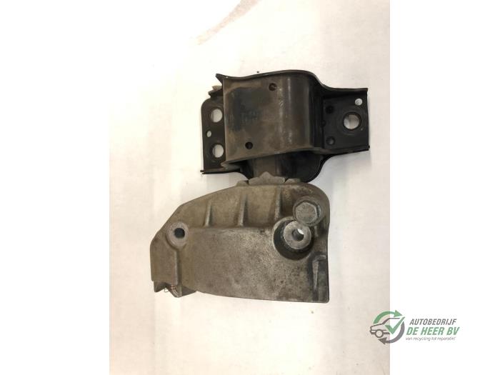 Used Engine mount Renault Megane II (BM/CM) Price € 35,00 Margin scheme offered by Autobedrijf de Heer B.V.