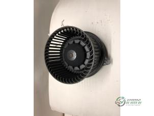 Usados Motor de ventilador de calefactor Ford Mondeo III 1.8 16V Precio € 35,00 Norma de margen ofrecido por Autobedrijf de Heer B.V.