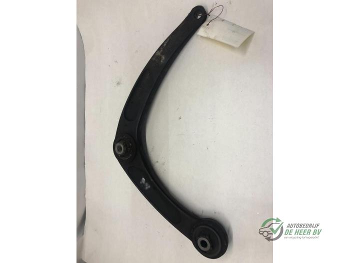 Front wishbone, right from a Peugeot 307 CC (3B) 2.0 16V 2004