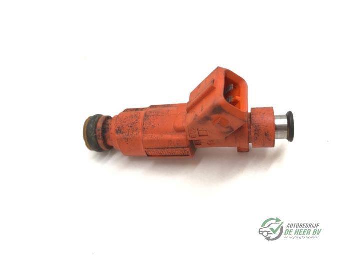 Injector (petrol injection) from a Alfa Romeo 147 (937)  2003