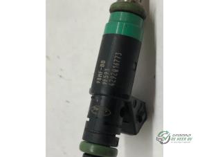 Used Injector (petrol injection) Ford Focus 2 1.6 16V Price € 15,00 Margin scheme offered by Autobedrijf de Heer B.V.