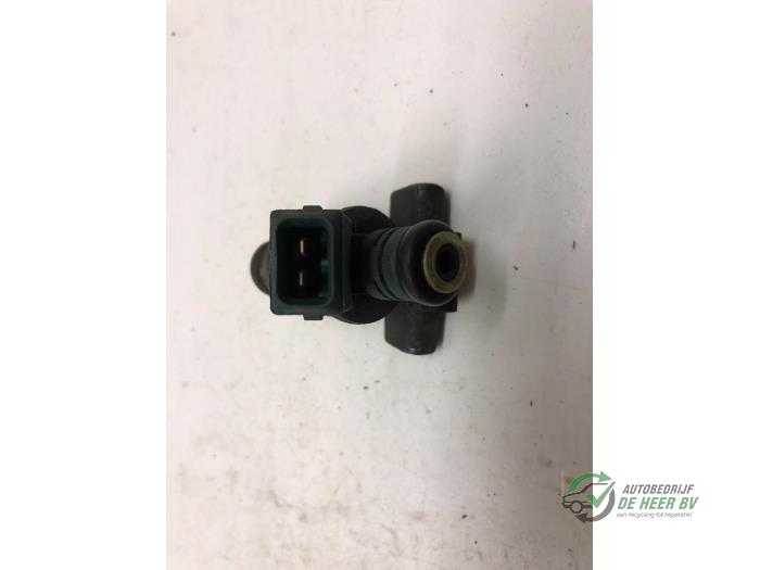 Injector (petrol injection) from a Seat Toledo (1M2) 1.6 1999