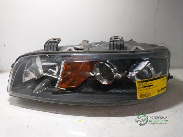 Używane Reflektor lewy Fiat Punto II (188) 1.2 16V Cena € 35,00 Procedura marży oferowane przez Autobedrijf de Heer B.V.