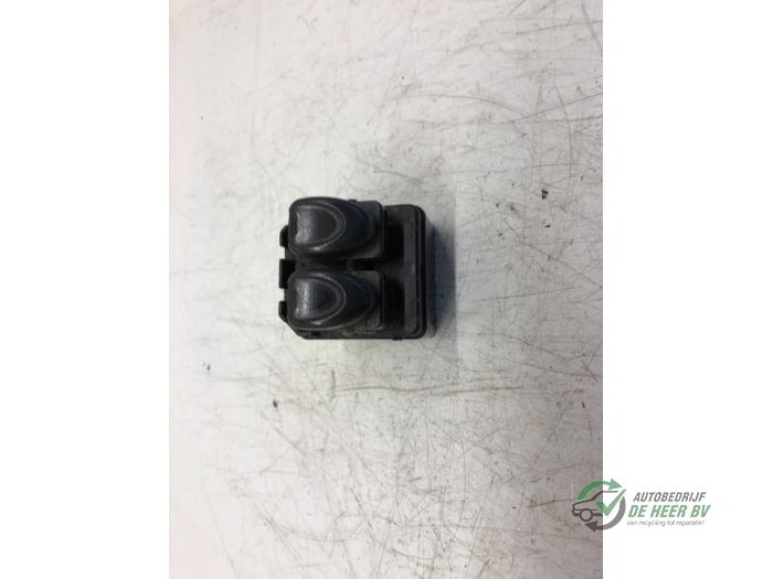 Usados Interruptor de ventanilla eléctrica Chevrolet Matiz Precio € 20,00 Norma de margen ofrecido por Autobedrijf de Heer B.V.