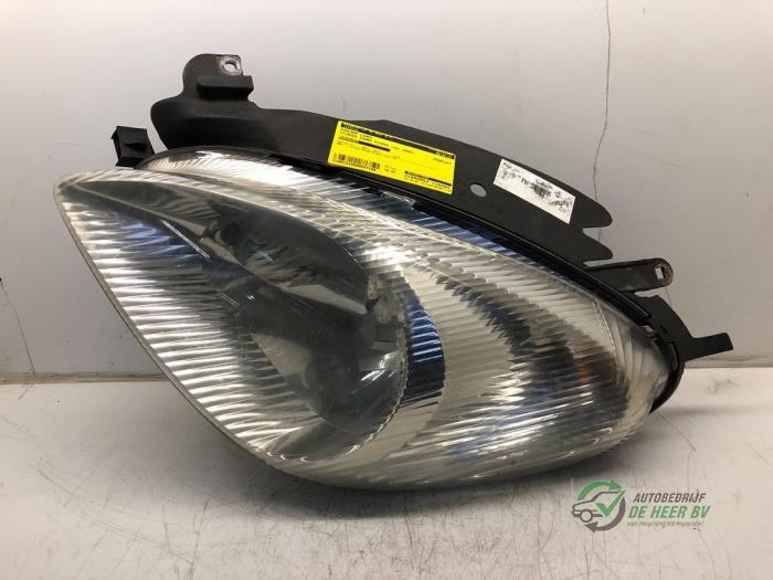Używane Reflektor lewy Citroen Xsara Picasso (CH) 1.8 16V Cena € 35,00 Procedura marży oferowane przez Autobedrijf de Heer B.V.