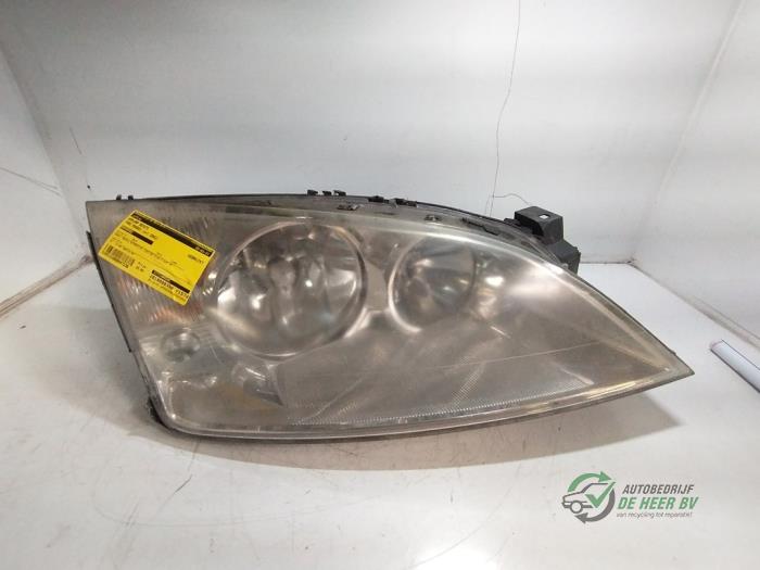 Headlight, right from a Ford Mondeo III 2.0 TDdi 90 16V 2002