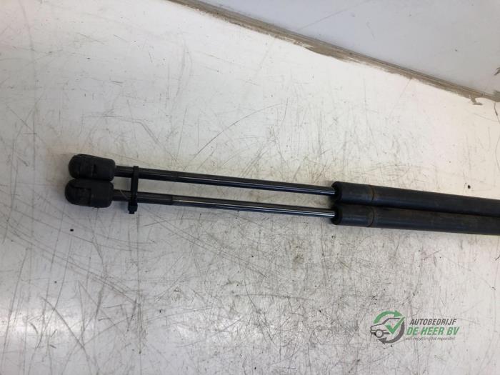 Set of tailgate gas struts from a Mitsubishi Outlander (CU)  2003