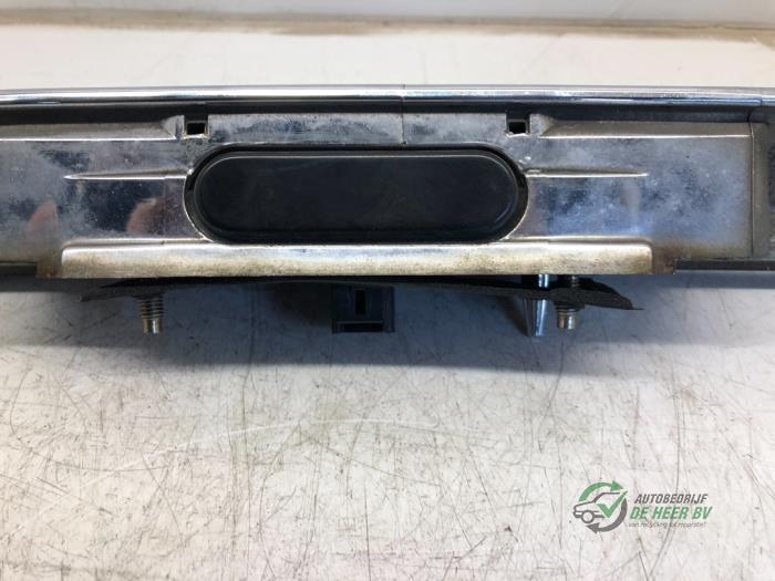 Tailgate handle from a Citroën C5 I Berline (DC) 2.0 16V 2003