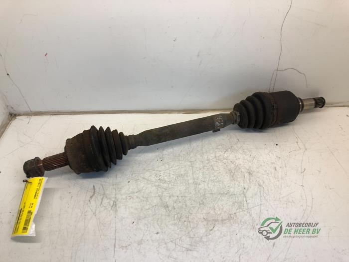 Gebrauchte Antriebswelle links vorne Fiat Stilo (192A/B) 1.6 16V 5-Drs. Preis € 50,00 Margenregelung angeboten von Autobedrijf de Heer B.V.