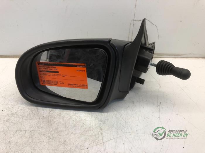 Wing mirror, left from a Opel Corsa B (73/78/79) 1.2i 16V 1998