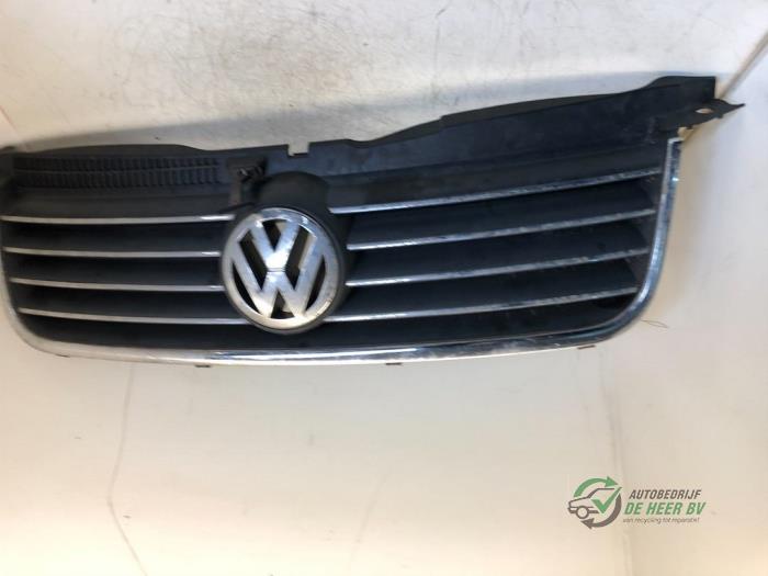 Begagnade Grill Volkswagen Passat Variant (3B6) 2.0 20V Pris € 35,00 Marginaltabell erbjuds av Autobedrijf de Heer B.V.