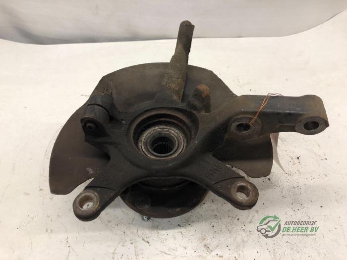 Knuckle, front left from a Opel Agila (A) 1.0 12V 2000
