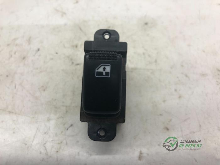 Usados Interruptor de ventanilla eléctrica Kia Rio (DC22/24) 1.5 16V Precio € 10,00 Norma de margen ofrecido por Autobedrijf de Heer B.V.