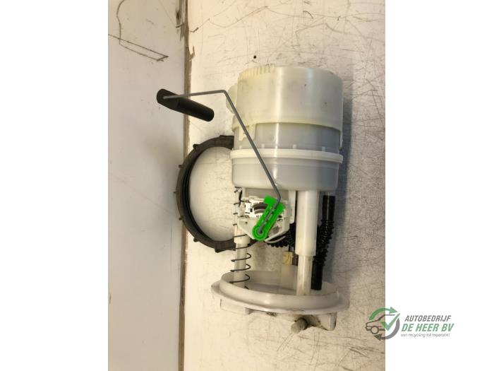 Usagé Pompe à carburant Renault Clio III (BR/CR) 1.2 16V 75 Prix € 35,00 Règlement à la marge proposé par Autobedrijf de Heer B.V.