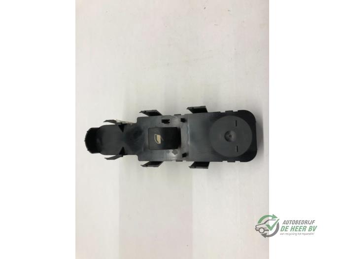 Usados Interruptor de ventanilla eléctrica Peugeot 307 (3A/C/D) 1.6 16V Precio € 15,00 Norma de margen ofrecido por Autobedrijf de Heer B.V.
