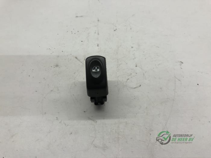 Usados Interruptor de ventanilla eléctrica Renault Scénic I (JA) 1.6 16V Precio € 10,00 Norma de margen ofrecido por Autobedrijf de Heer B.V.