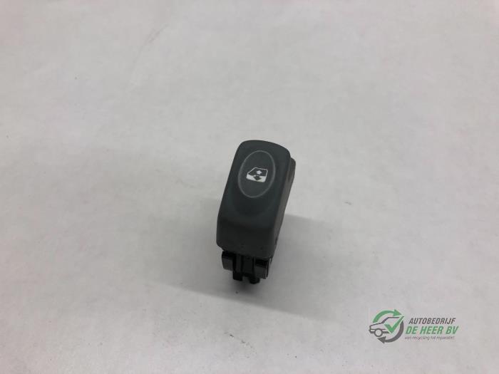 Usados Interruptor de ventanilla eléctrica Renault Twingo (C06) 1.2 Precio € 10,00 Norma de margen ofrecido por Autobedrijf de Heer B.V.
