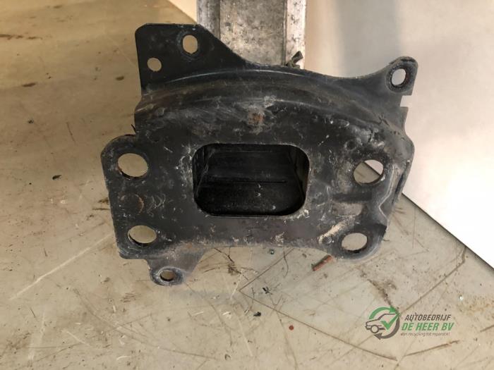 Front bumper frame from a Audi A3 (8P1) 2.0 TDI 16V 2003