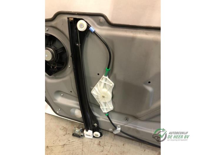 Window mechanism 2-door, front right from a Mercedes-Benz A (W169) 1.5 A-150 3-Drs. 2007