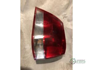 Usados Luz trasera izquierda Opel Vectra C Caravan 2.2 DIG 16V Precio € 25,00 Norma de margen ofrecido por Autobedrijf de Heer B.V.